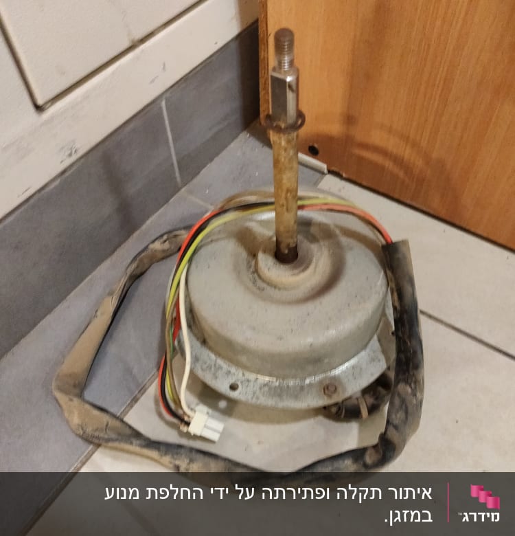 מנוע ישן עם חוטים צבעוניים על רצפה